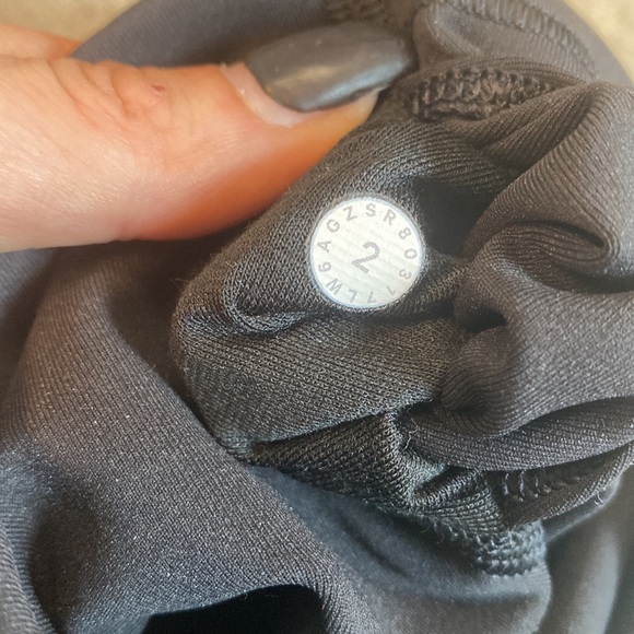 Lululemon crop leggings size 2 - Picture 2 of 3